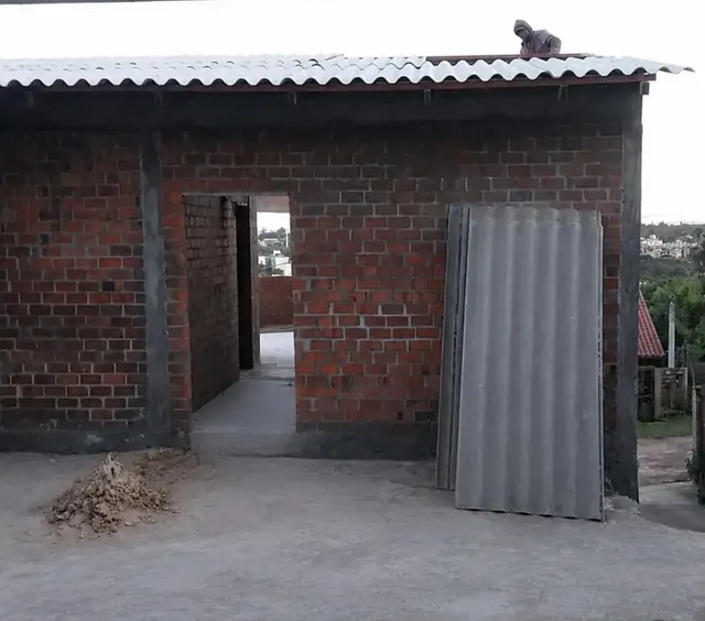 Cobertura de telhado instalada sobre construção em alvenaria
